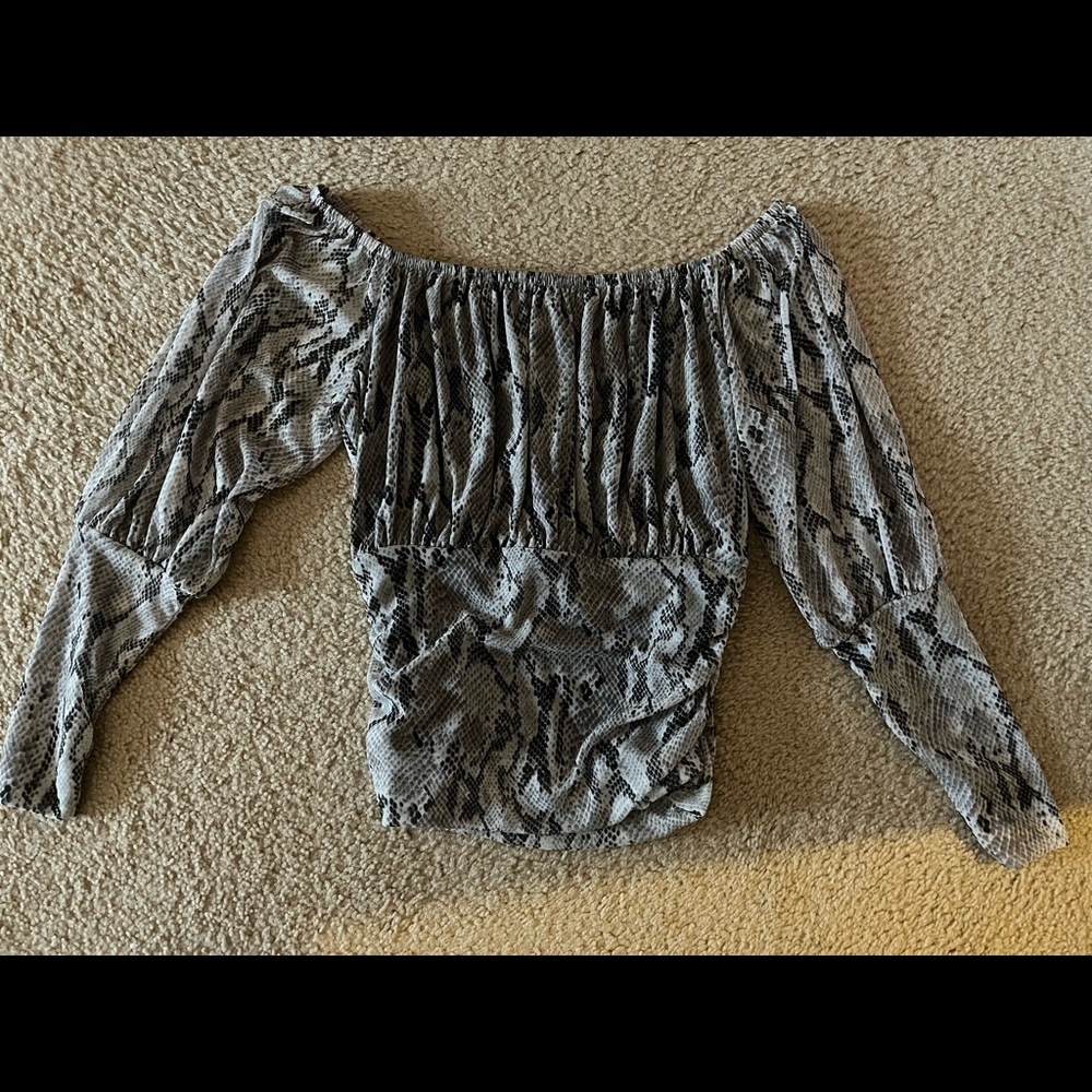 Express xs off the shoulder snake print shirt - Picture 1 of 3